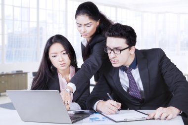 Dizüstü bilgisayarda iş gösteren lider