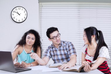 Oturma odasında üç öğrenci