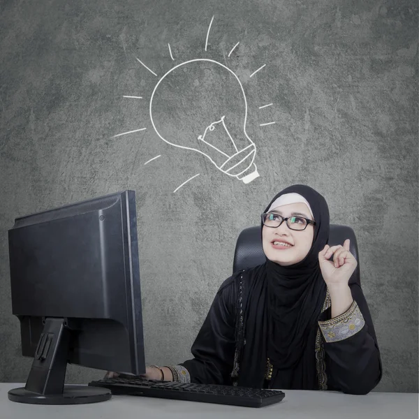 Arabian woman with hand drawn lightbulb — Stock Photo, Image
