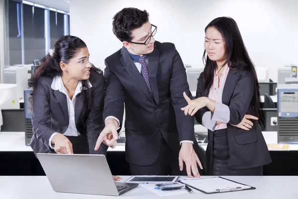 Jefe y secretario con empleado en la oficina —  Fotos de Stock