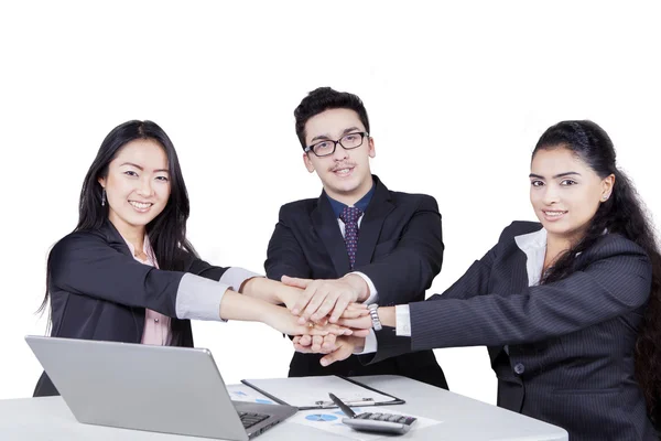 Equipe de negócios sorrindo para a câmera — Fotografia de Stock