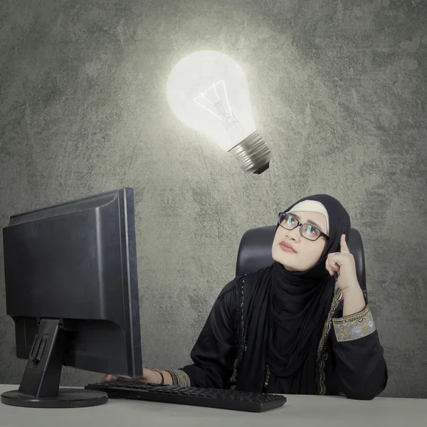 Businesswoman and light bulb — Stock Photo, Image