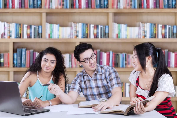 Studenter som förbereder sig för examination i biblioteket — Stockfoto