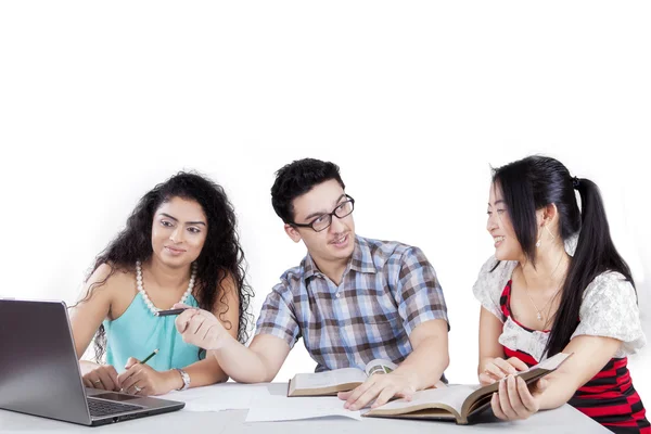 Tre studenti e incarico — Foto Stock