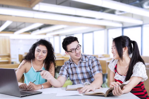 Drie studenten die in de klas praten — Stockfoto