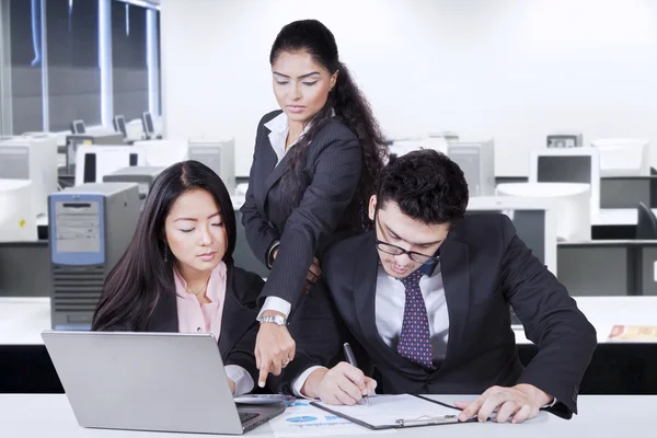 Dos empleados y líder con informe financiero —  Fotos de Stock