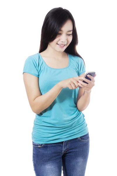 Woman using cellphone — Stock Photo, Image