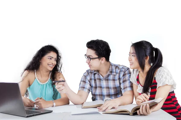 Jóvenes estudiantes estudiando juntos — Foto de Stock