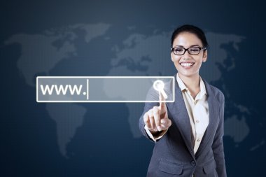 İş kadını sanal arama düğmesine dokunuyor