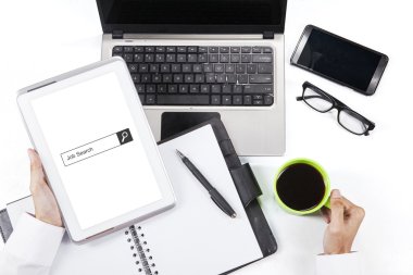 Tablet ve iş arama çubuğu ile el
