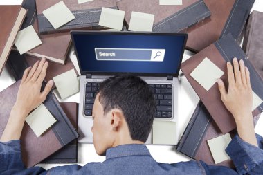 Arama çubuğu üstünde laptop ile öğrenci