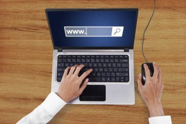 İşçi el laptop ve www metinle