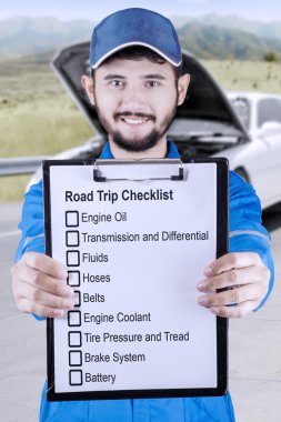 Genç makinist road trip ipuçları gösterir.