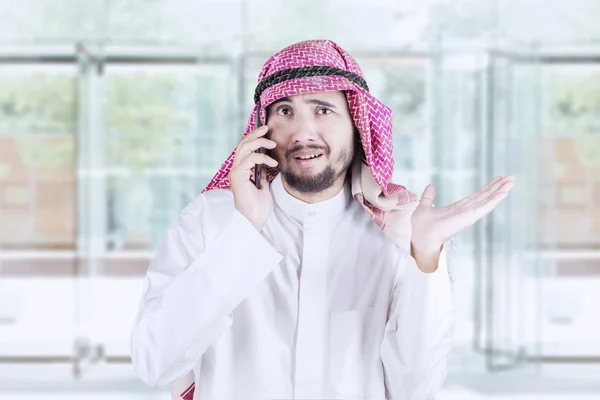 Arabisk man som har ett telefonsamtal — Stockfoto