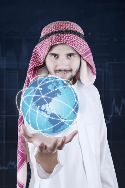 아라비아 남자는 비즈니스 네트워크와 세계를 보유 — 스톡 사진