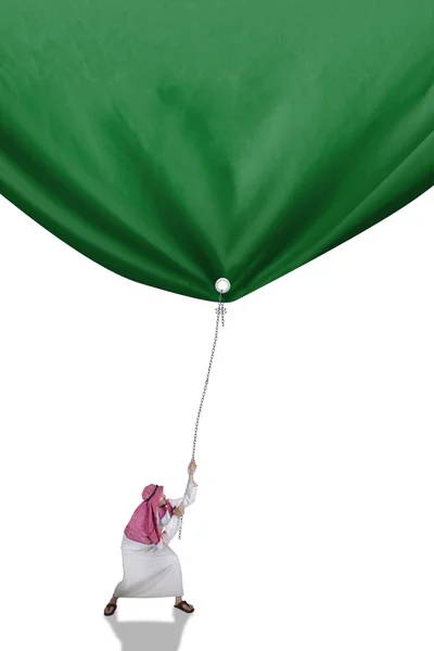 Arabisk man drar en grön banderoll — Stockfoto