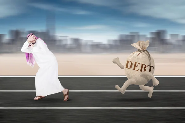 Arabe fuyant la dette — Photo