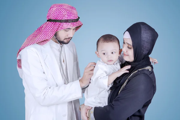 Arabisk barnläkare undersöker ett barn — Stockfoto