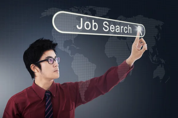 Empresário asiático pressionando um botão de busca de emprego — Fotografia de Stock