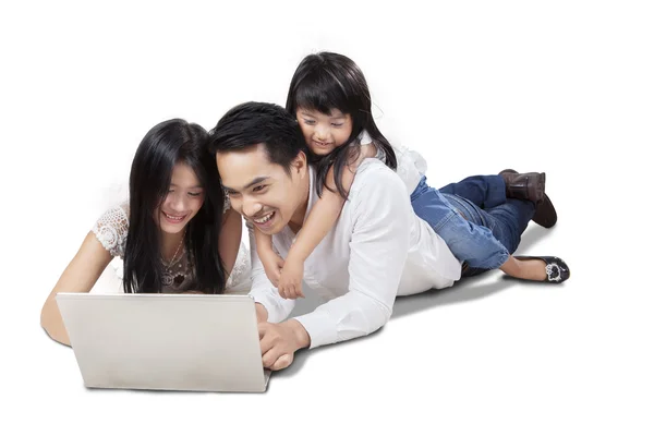 Asiatiska familj surfar Internet online — Stockfoto