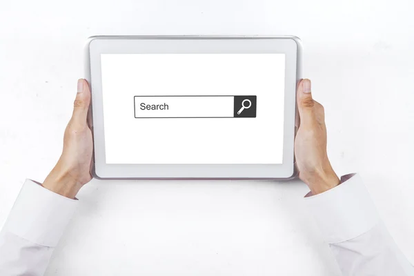 Empresario mano sostiene tableta con barra de búsqueda — Foto de Stock