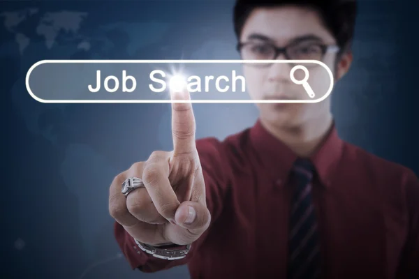 Biznesmen dotykając przycisk Szukaj pracy — Zdjęcie stockowe