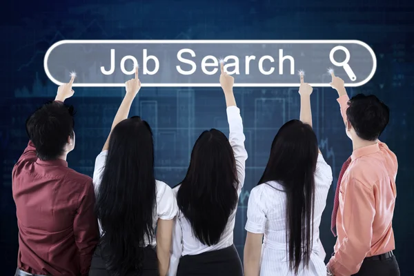 Οι επιχειρηματίες αγγίζουν το κουμπί αναζήτησης εργασίας — Φωτογραφία Αρχείου
