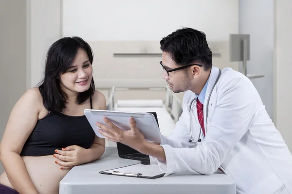 Doctor meeting with pregnant woman — Stock Photo, Image