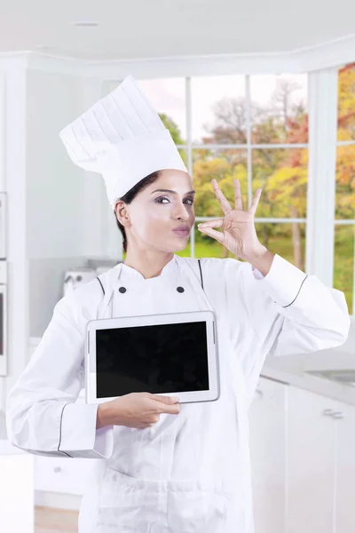 Gourmet med surfplatta och matens gest — Stockfoto