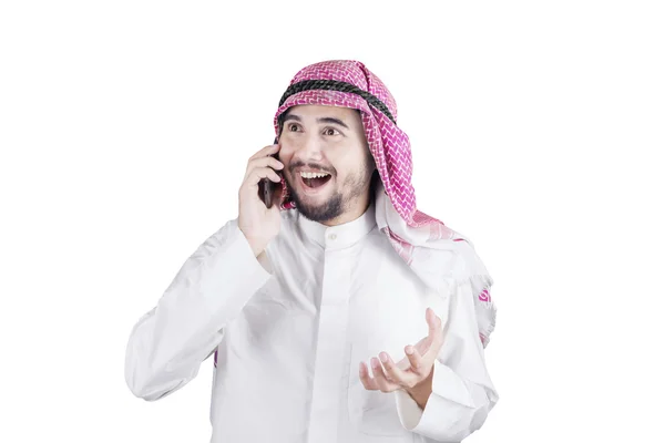 Mutlu Arap adam cep telefonu konuşuyor — Stok fotoğraf