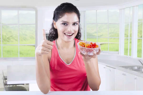 Mujer feliz sostiene tomate — Foto de Stock