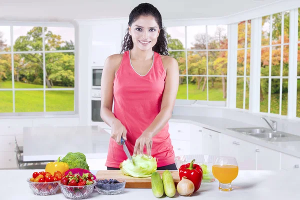Egészséges nő darabok friss zöldségek és gyümölcsök — Stock Fotó