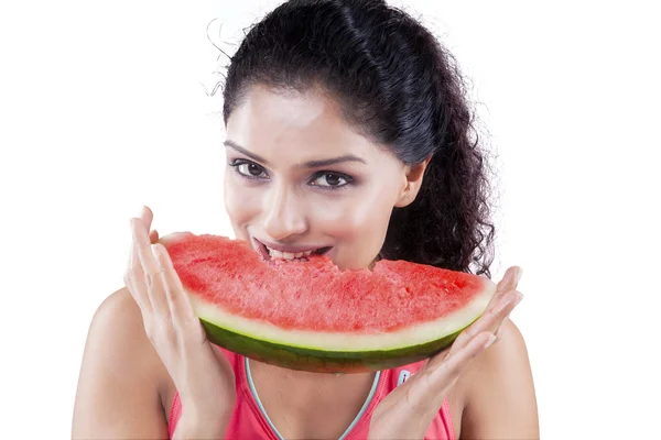 Fröhliches Model isst Wassermelone — Stockfoto