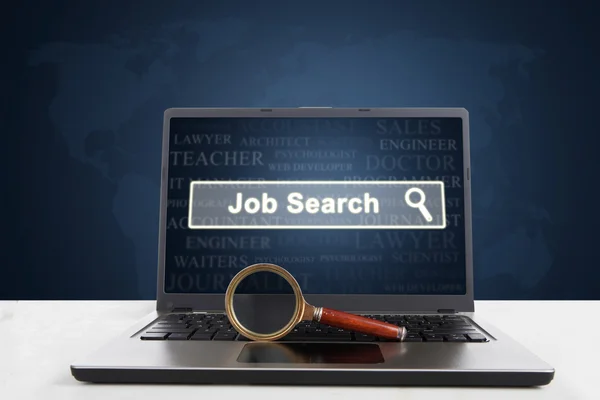 Laptop z wyszukiwaniem pracy i lupą — Zdjęcie stockowe
