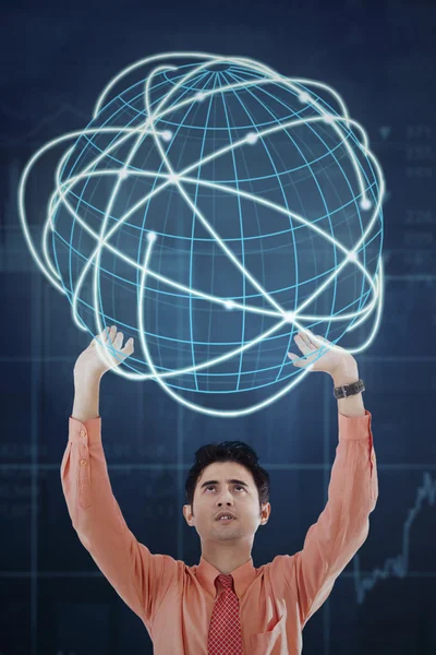 Mann med virtuell globus og internettilknytning – stockfoto