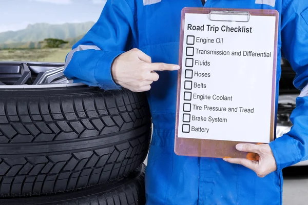 Mechanic giving road trip tips — Stock Photo, Image