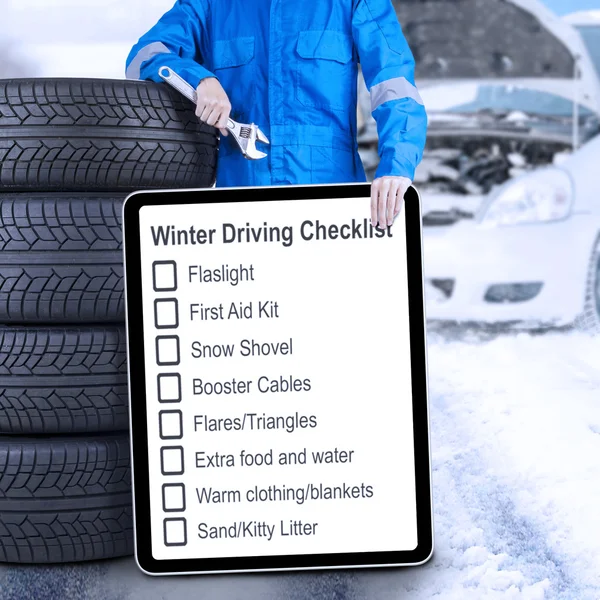 Mechanik z oponami i zimowe porady dotyczące jazdy — Zdjęcie stockowe