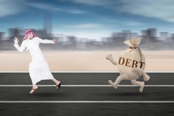 Oriente Médio pessoa fugindo da dívida — Fotografia de Stock