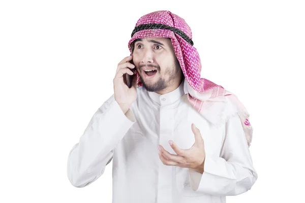 핸드폰에 충격된 아라비아 사람 — 스톡 사진