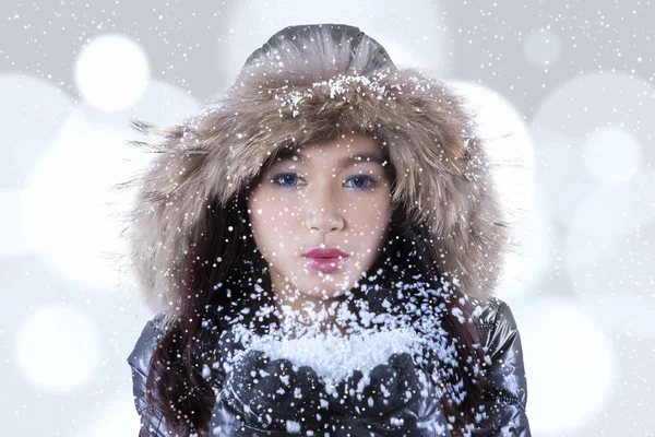 Tonårsflicka yrande snö — Stockfoto