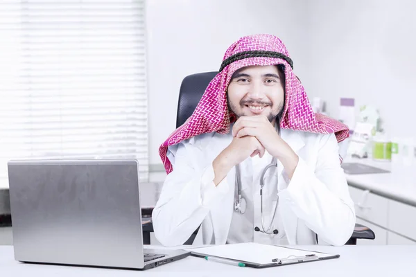 Jeune médecin arabe souriant sur le lieu de travail — Photo