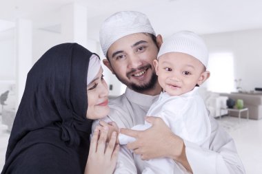 Arap aile evde kameraya gülümseyen