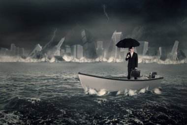 Girişimci teknede şemsiye tutuyor