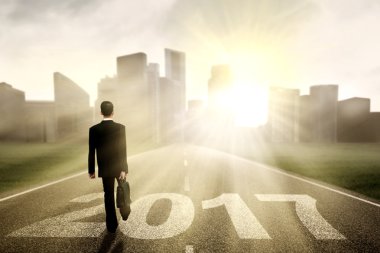 İnsan 2017 ile sokakta yürüyor