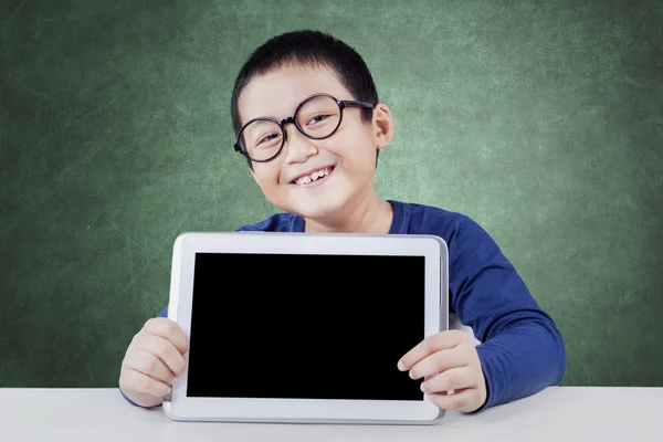 Boy holds a blank tablet screen — Stock Photo, Image