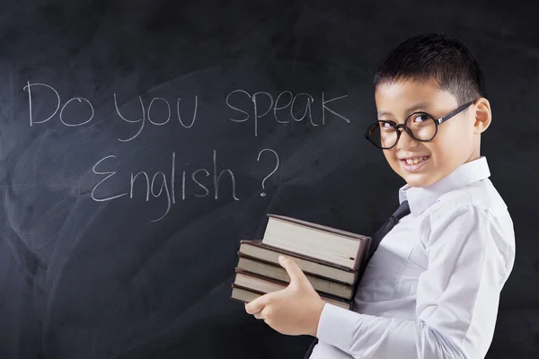 Мальчик с книгами и текстом Вы говорите по-английски — стоковое фото
