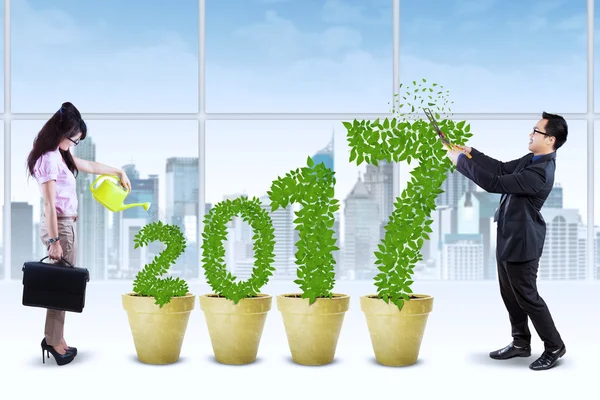 Businesspeople with tree and 2017 — Stock Photo, Image