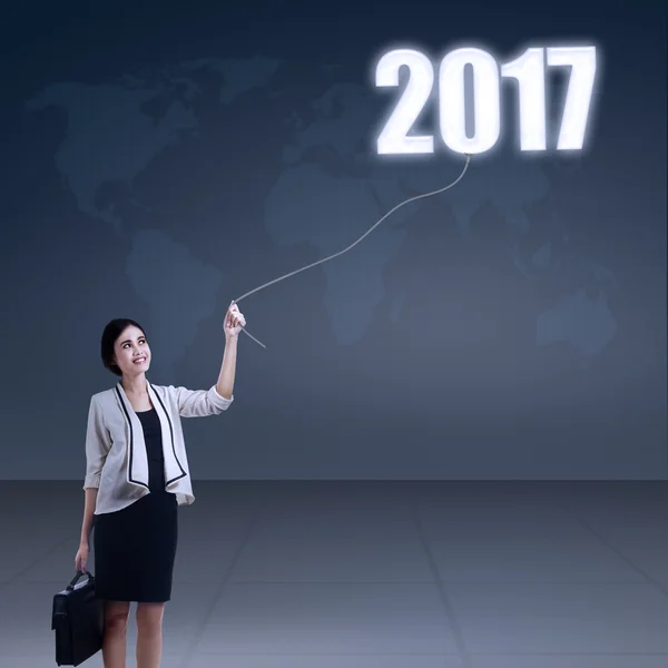 Businesswoman pulls number 2017 — Stock Photo, Image