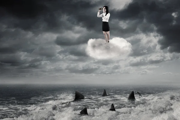 Geschäftsfrau mit Fernglas auf der Wolke — Stockfoto