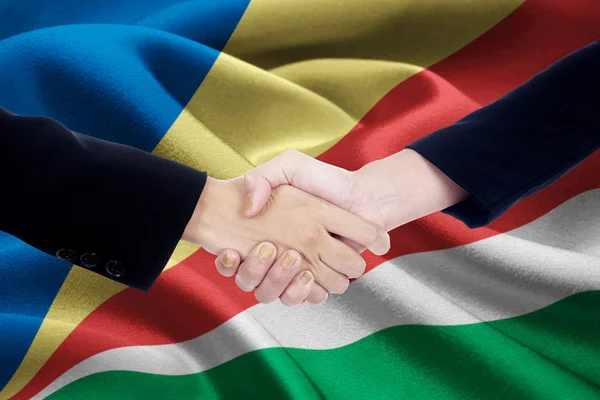 Samenwerking Handshake met vlag van de Seychellen — Stockfoto